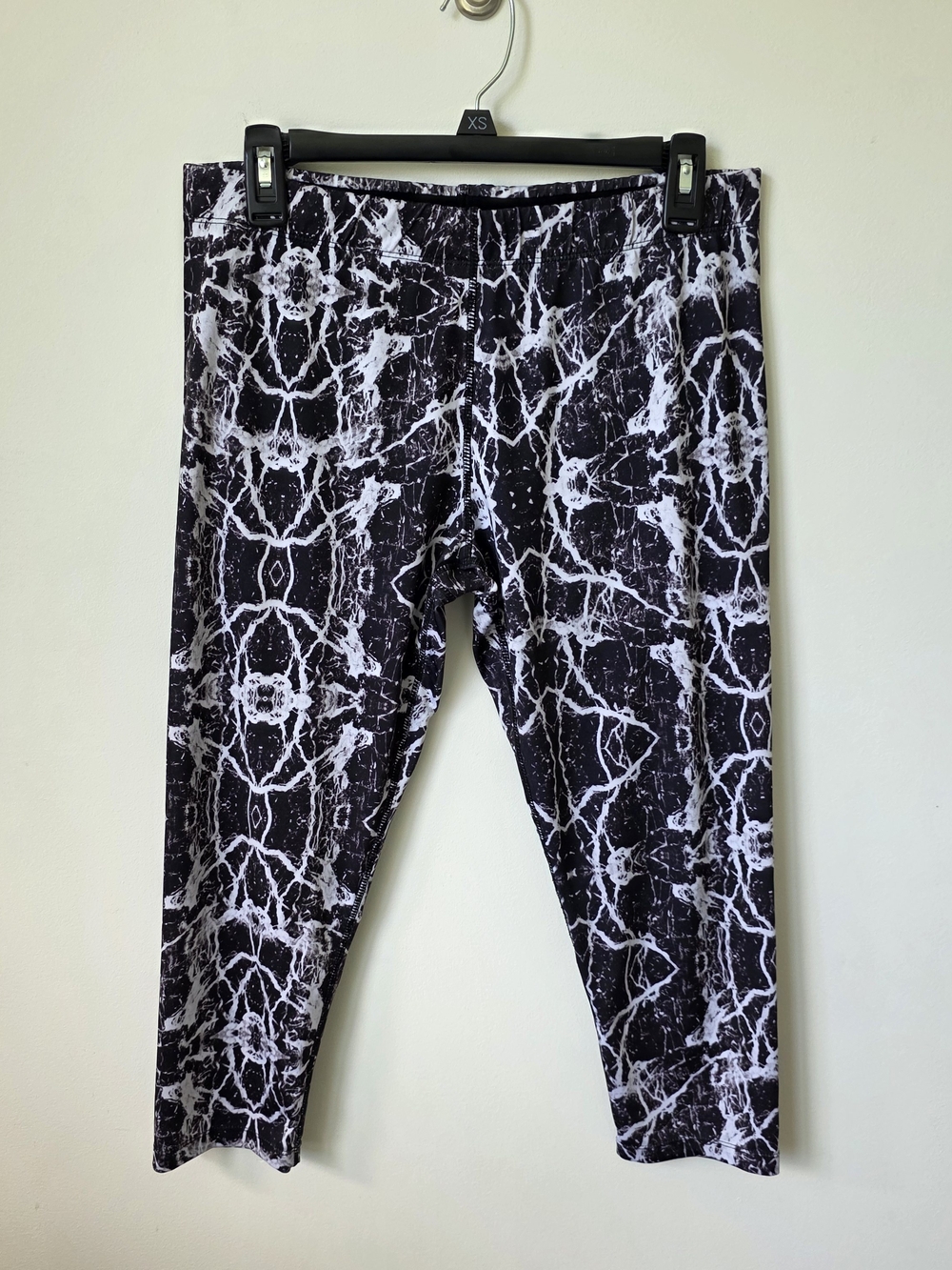 Neiman Marcus Women’s Black White Abstract Print Capri Leggings Stretch Size M